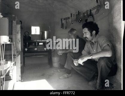 1974 - aiuti versa in turco per le vittime del terremoto. Un enorme edificio progetto è svolto in pidocchi, central Turchia dove il recente sisma costato la vita di quasi due e una metà di migliaia di persone. Ogni giorno i tremori sono prevenire gli organizzatori forma usando pietra per la costruzione del nuovo sito, in modo che la nuova città sarà realizzata interamente in legno e plastica. 1500 case sono previste per il completamento entro il mese di dicembre, quando saranno quasi due metri di neve sulla terra. Il Regno Unito si distingue per il suo contributo non lontano. Di recente, una squadra di operai twelves arrivati lo eract 800 pollyuretheme ho Foto Stock