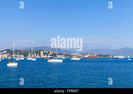 Barche a vela e barche a motore ormeggiata nel golfo di Ajaccio, Corsica, Francia Foto Stock