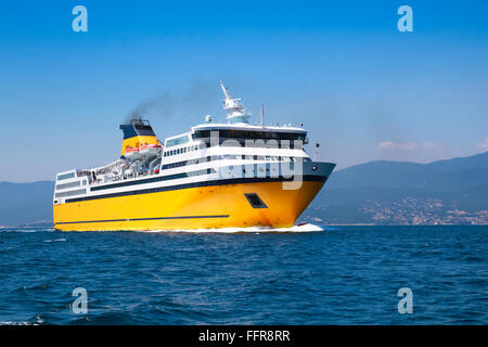 Grande giallo traghetto passeggeri va sul Mare Mediterraneo nei pressi di Corsica, Francia Foto Stock