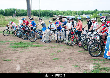 Orenburg, Russia - 11 agosto 2014: Concorso ciclisti appassionati Foto Stock