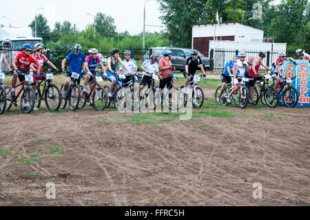 Orenburg, Russia - 11 agosto 2014: Concorso ciclisti appassionati Foto Stock