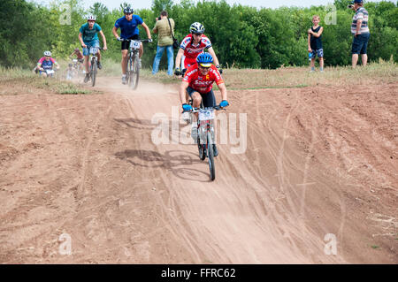 Orenburg, Russia - 11 agosto 2014: Concorso ciclisti appassionati Foto Stock