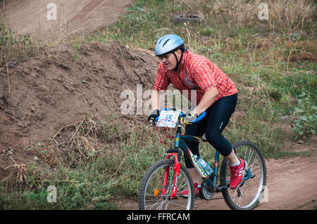 Orenburg, Russia - 11 agosto 2014: Concorso ciclisti appassionati Foto Stock