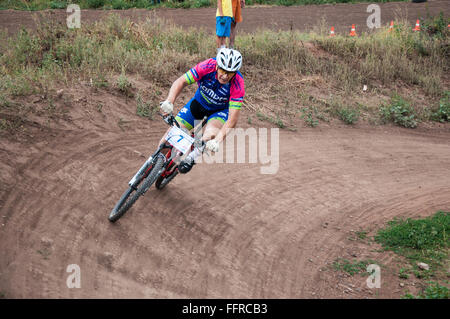 Orenburg, Russia - 11 agosto 2014: Concorso ciclisti appassionati Foto Stock