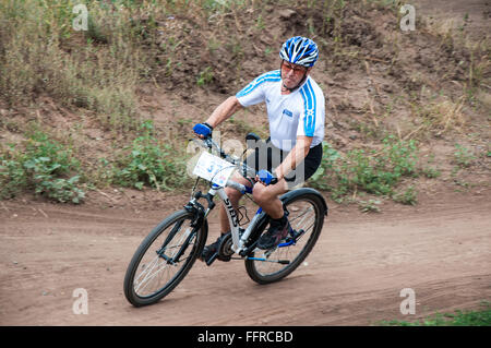 Orenburg, Russia - 11 agosto 2014: Concorso ciclisti appassionati Foto Stock