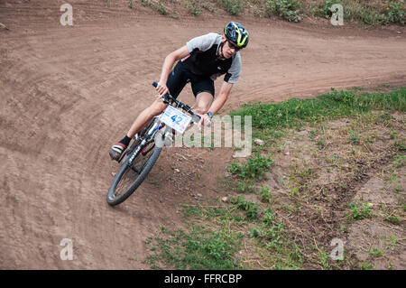 Orenburg, Russia - 11 agosto 2014: Concorso ciclisti appassionati Foto Stock