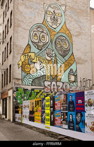 Berlino - febbraio 16: parete edilizia di arte di strada e i poster nella Torstrasse nel distretto Mitte di Berlino il 16 febbraio 2016. Foto Stock