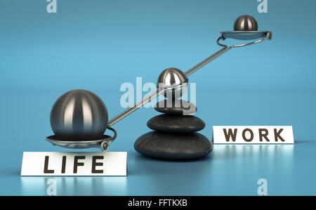 Due sfere di dimensioni diverse su un altalena su sfondo blu. La vita di lavoro scelta concetto. Foto Stock