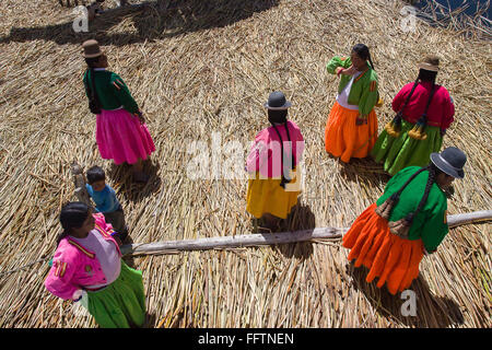 Uros Isola Lago Titicaca. La corrente Uros abitano la zona paludosa della baia di Chucuito, molto vicino a Puno dove coesistono in Foto Stock