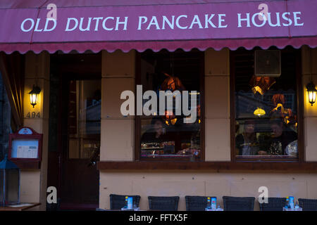 Coppie all'interno di un pancake ristorante in Bloemenmarkt in Amsterdam, Paesi Bassi Foto Stock