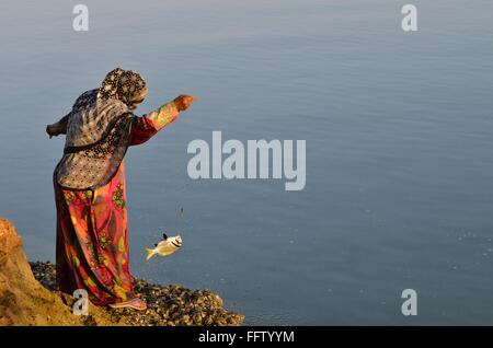 Una canzone d'amore di isola di Socotra "donne yemenite con combattimenti di acqueviti" - 08/05/2014 - Yemen - Laguna Detwah e Socotra, Yemen Foto Stock