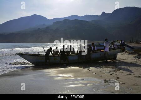 Una canzone d'amore di isola di Socotra "donne yemenite con combattimenti di acqueviti" - 28/10/2014 - Yemen - 27.Qadeeb e Socotra, Yemen su Foto Stock