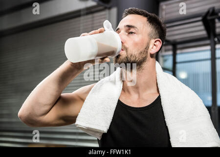 Uomo muscolare bere protein shake Foto Stock