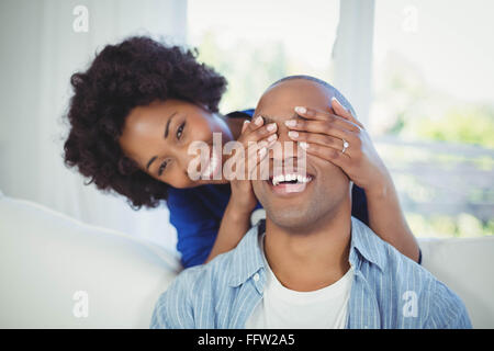 Donna felice che copre la sua gli occhi di Le Mans Foto Stock