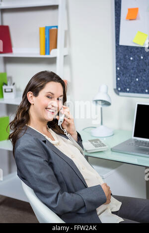 Donna incinta sul telefono Foto Stock