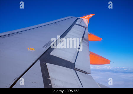 Vista della punta ala di Easyjet aereo in volo Foto Stock