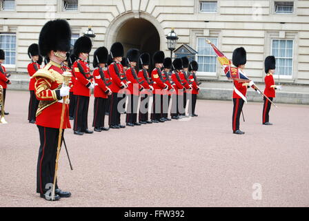 Londra - 04/05/2009 - Regno Unito / Inghilterra / Londra - il cambio della guardia a Buckingham Palace - Sandrine tonalità Foto Stock