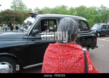 Londra - 04/05/2009 - Regno Unito / Inghilterra / Londra - Londra taxi nero e donna indiana - Sandrine Huet / Le Pictor Foto Stock