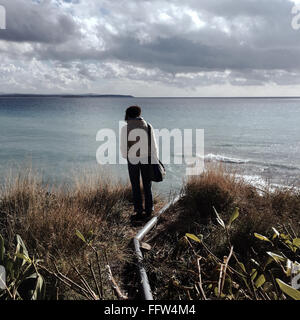 I migranti sull isola di Chios - 04/01/2016 - Grecia CICLADI / (la) / isola di Chios - Vitoria guarda la costa turca dove t Foto Stock