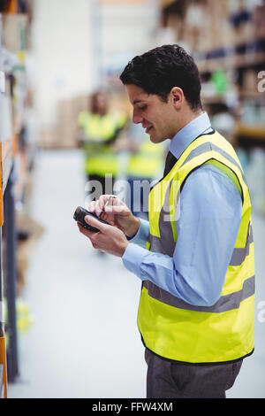 Lavoratore di magazzino tramite scanner a mano Foto Stock