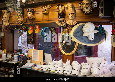 Una vetrina di maschere in un laboratorio di maschere artigianali chiamato ‘Ca’ Macana’ in una strada stretta, chiamata Dorsoduro, nell’università di Foto Stock