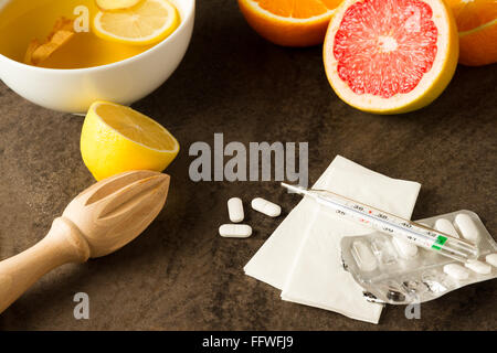 Vitamine da pillole di frutta e tè caldo contro influenza Foto Stock