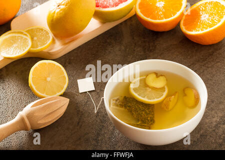 Limone caldo tè con zenzero e vitamine da agrumi, armi contro influenza e freddo Foto Stock