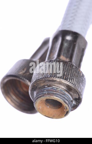 Vecchie tubature tubi flessibili isolati su sfondo bianco Foto Stock