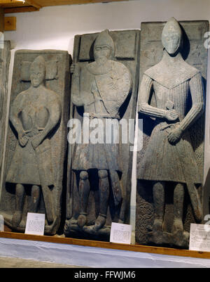 Tre West Highland chieftan la tomba di lastre compreso il Lachlan pietra. Iona Abbey museum, Ebridi Interne, Scotland, Regno Unito Foto Stock