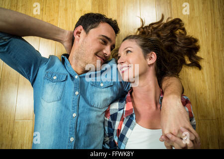 Coppia giovane sdraiato sul pavimento nella loro casa Foto Stock