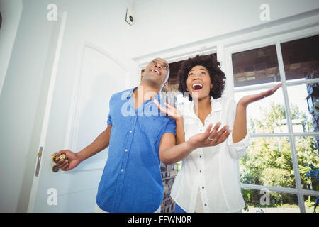 Coppia felice di entrare nella loro casa Foto Stock