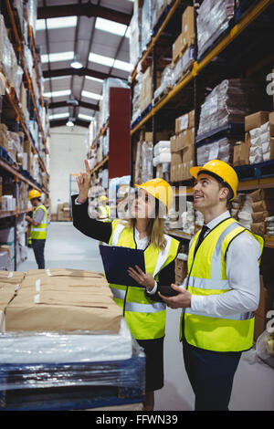 I responsabili del magazzino guardando negli appunti Foto Stock
