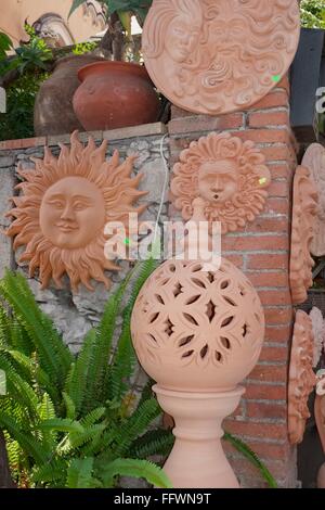 Tourist souvenir shop specializzato in articoli di terracotta di tradizionale design siciliano Foto Stock