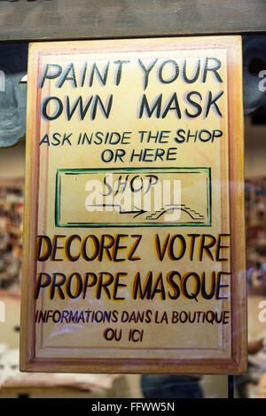 Una finestra di avviso in un negozio di maschere artigianali chiamato ‘Ca’ Macana’ in una strada stretta, chiamata Dorsoduro, nel quartiere universitario riempito Foto Stock