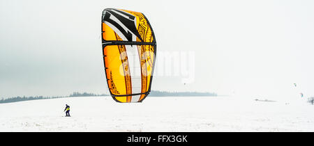 L'uomo kite sciare sulla neve nel vento Foto Stock