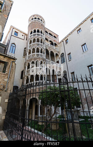 Palazzo Contarini del Bovolo a Venezia nel nord Italia è meglio conosciuto per la sua scalinata esterna a chiocciola ad arco, chiamata Scala Contarini Foto Stock