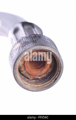 Vecchie tubature tubi flessibili isolati su sfondo bianco Foto Stock