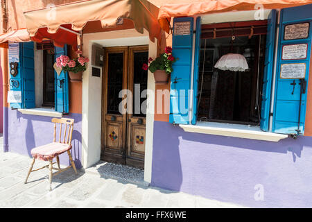 Una casa dipinta di luce a Burano, un piccolo villaggio di pescatori e un piccolo porto, a sette km dalla laguna di Venezia, nella regione veneta del nord Foto Stock