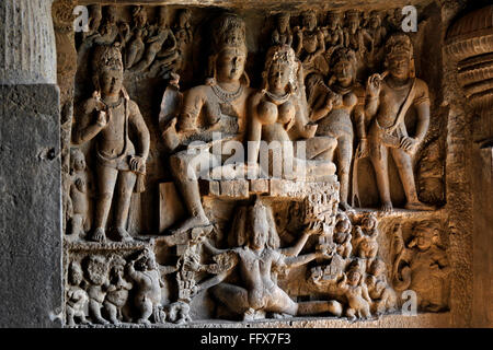 Il dio Shiva Parvati statue in Grotte di Ellora , Aurangabad , Maharashtra , India Foto Stock