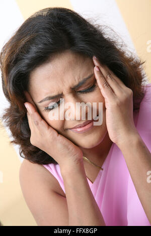South Asian Indian giovane signora rosa da indossare sari sensazione irritante signor#687N Foto Stock