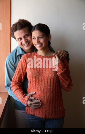 South Asian Indian donna incinta con il marito gode di incantevole momento MR#687 Q 687 R Foto Stock
