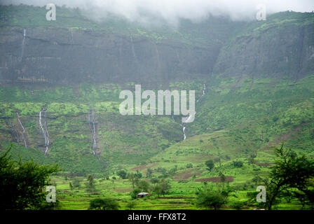 Paesaggio , basse nuvole monsoniche su campi verdi , Nasik , Maharashtra , India Foto Stock