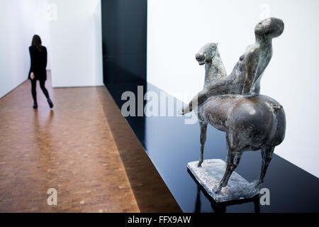 Colonia, Germania. Xvii Feb, 2016. La scultura 'rider" (1947) di Marino Marini può essere visto da un'installazione dall artista austriaco Heimo Zobernig nel Museo Ludwig di Colonia, Germania, 17 febbraio 2016. La nuova mostra "Qui e ora" vuole trattare il formato delle tradizionali mostre in un nuovo modo. La mostra può essere visto dal 20 febbraio fino al 22 maggio 2016. Credito: dpa picture alliance/Alamy Live News Foto Stock