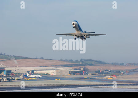 Aereo di linea tenendo spento all'aeroporto di Aberdeen, Scozia, Regno Unito. Foto Stock