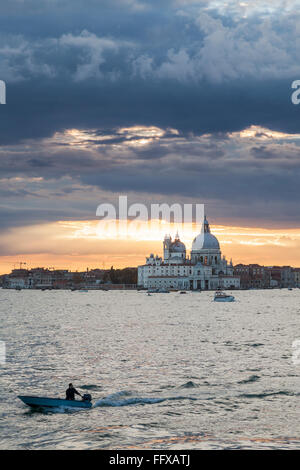 Autunno tramonto sulla Basilica di Santa Maria della Salute a Venezia Foto Stock