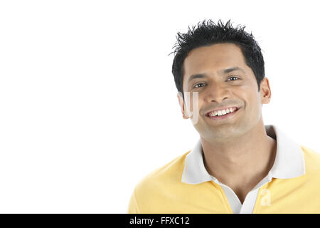 Fiducioso giovane uomo che indossa giallo t shirt signor#703R Foto Stock