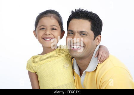 Figlia mantenuto la sua mano sinistra intorno al collo del padre vicino a ogni altro signor#703O,703R Foto Stock