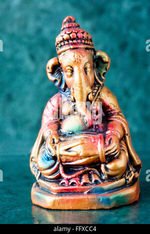 Signore Ganesha ganpati idolo di gesso colorato di seduta giocando mrudungam timpani indiano strumento musicale Foto Stock