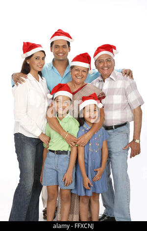 Il genitore di bambini con nonno indossa Babbo Natale caps signor#703N,703a,703p,703q,703R,703S Foto Stock