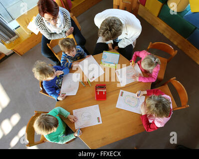 Colonia, Germania. Xvii Feb, 2016. Bambini pratica le abilità motorie con i loro insegnanti in una scuola materna a Colonia, Germania, 17 febbraio 2016. La Didacta, Associazione federale di associazioni di genitori e i Schreibmotorik Institut hanno presentato un metodo per primi le abilità motorie formazione, poiché la grafia sta diventando un problema per un numero sempre maggiore di bambini. Foto: OLIVER BERG/dpa/Alamy Live News Foto Stock